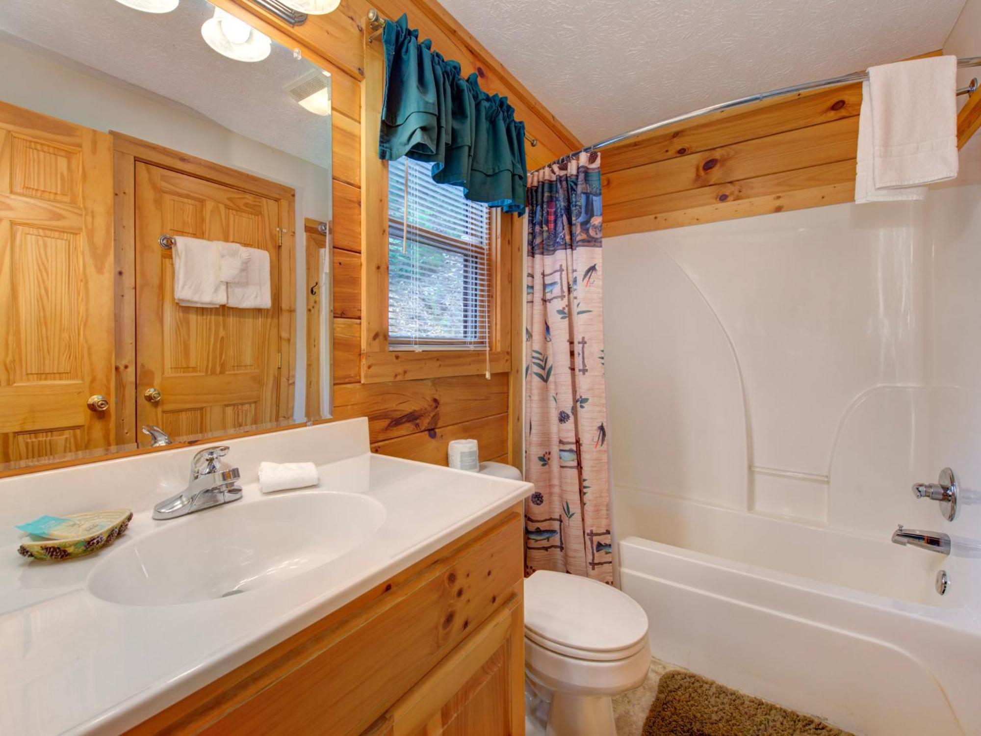 Komfy Kozy, 3 Bedrooms, Sleeps 10, Views, Game Room, Pool Access, WiFi Gatlinburg Buitenkant foto